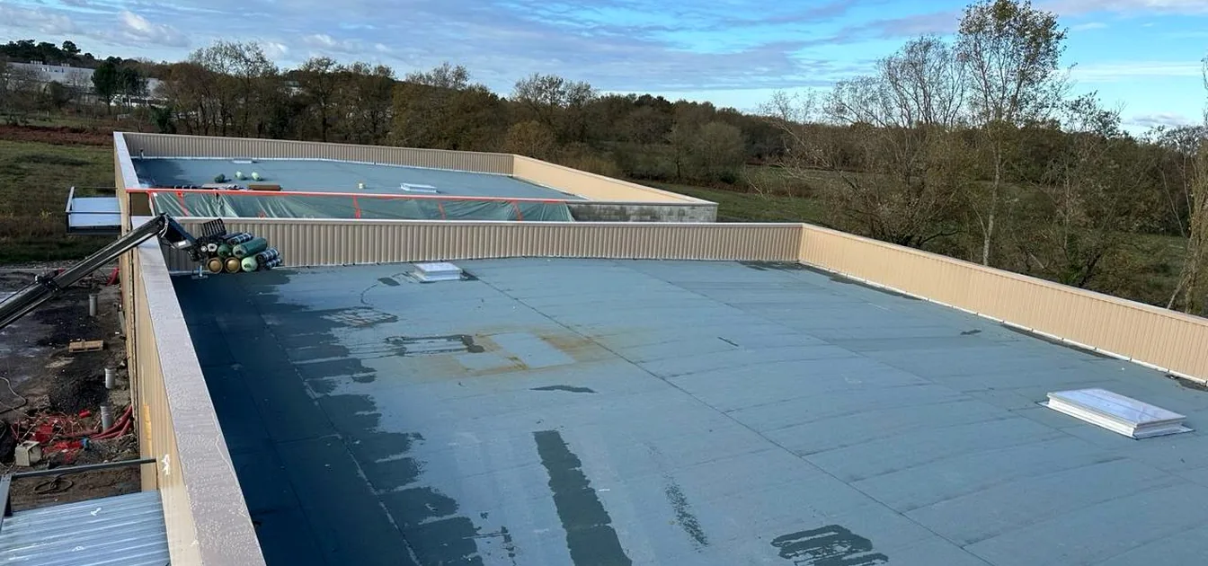 Chantier d'étanchéité de toiture-terrasse en cours