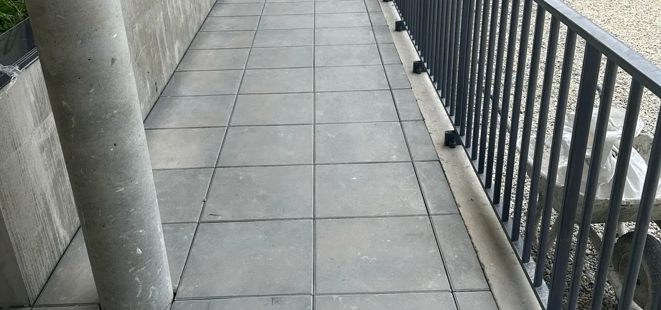 Terrasse accessible avec dalles sur plots dans une résidence
