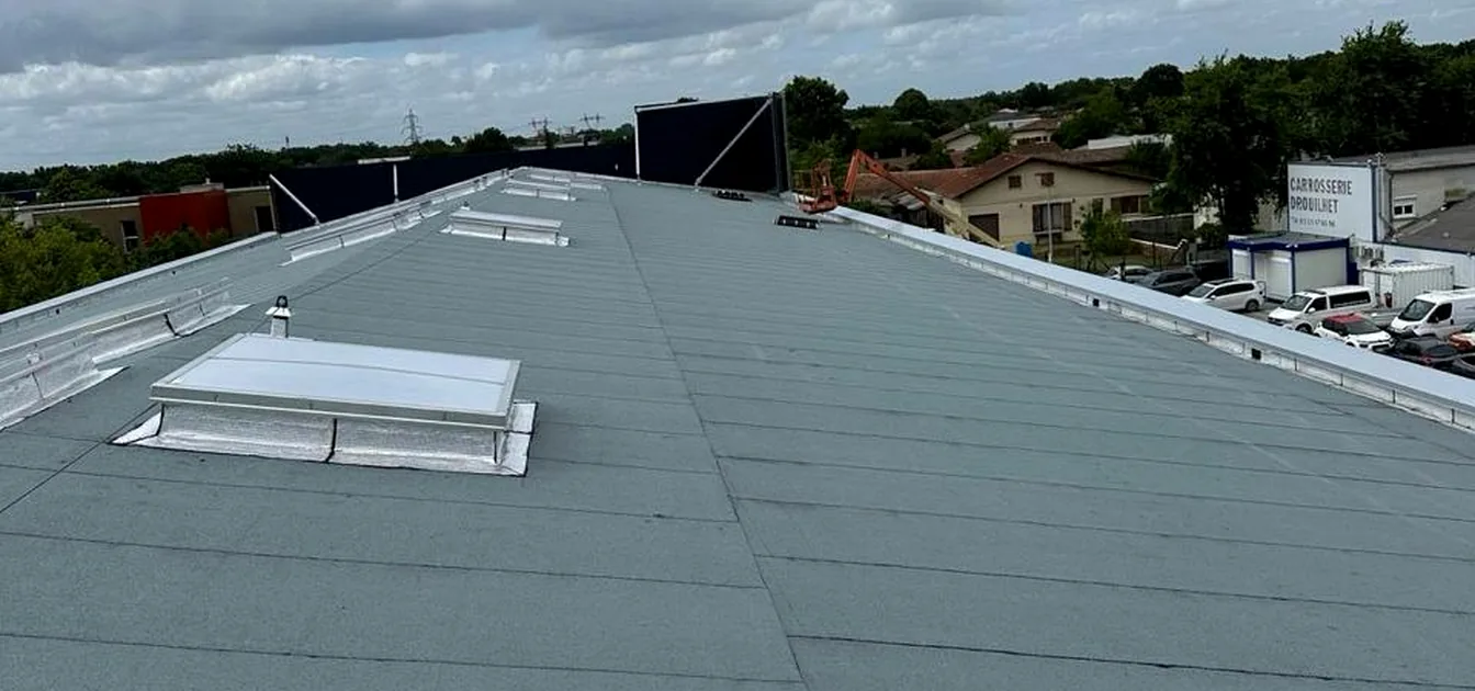 Toiture-terrasse étanchée sur bâtiment professionnel en Gironde
