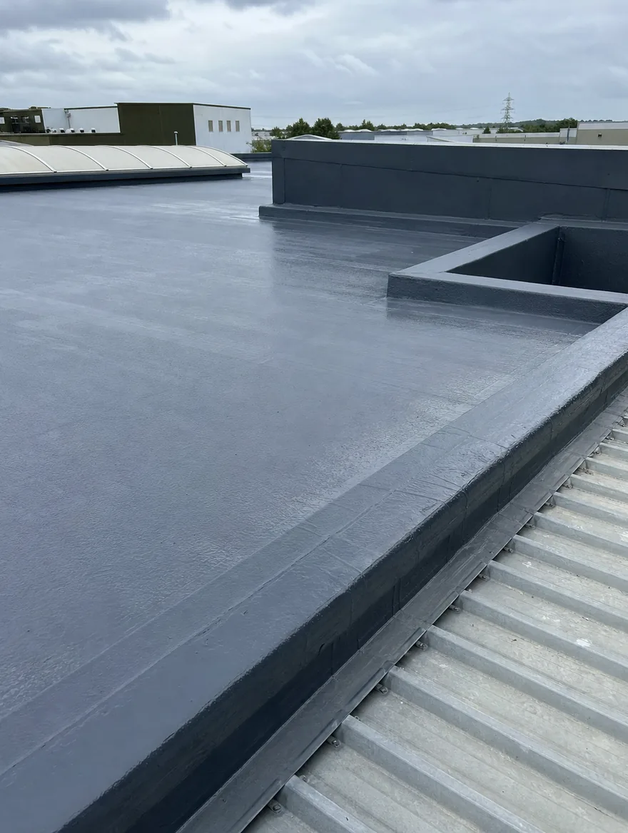 Étanchéité sur toiture industrielle avec support bac acier