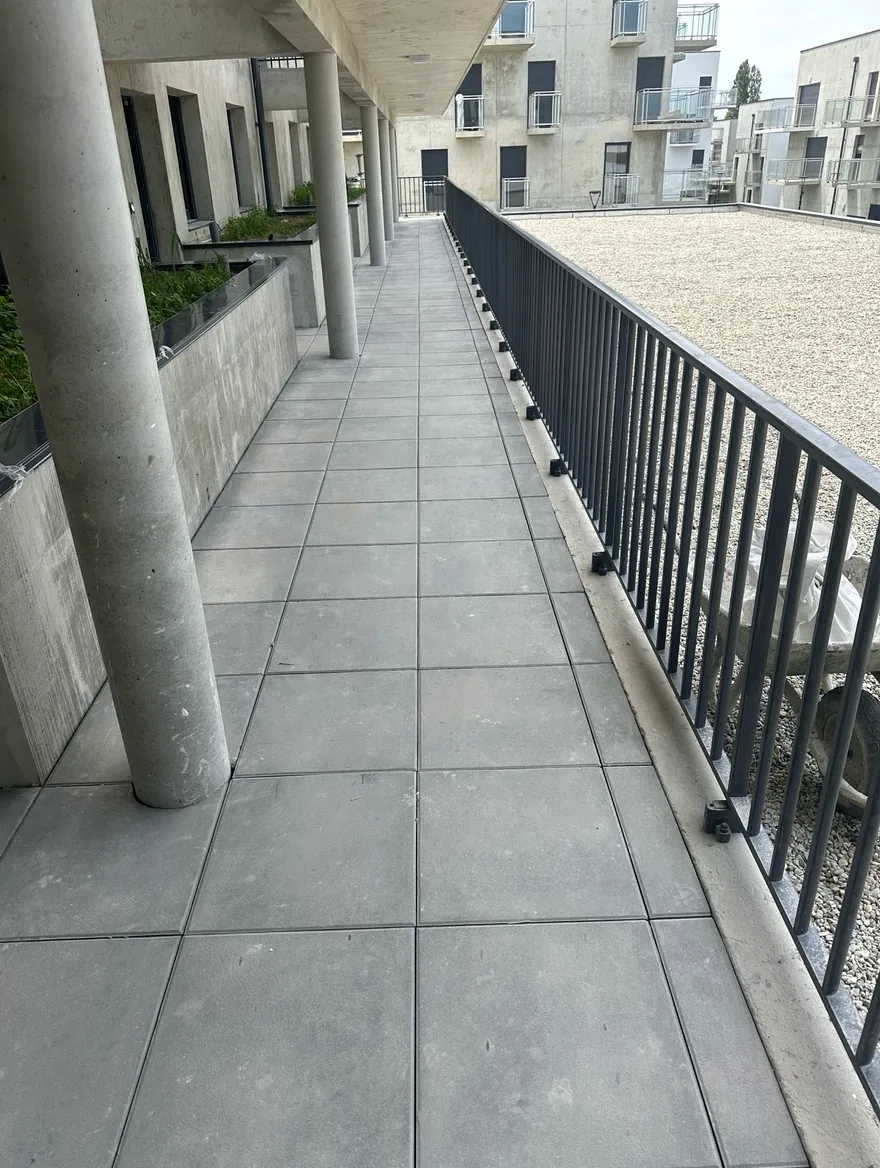 Terrasse accessible avec dalles sur plots dans une résidence